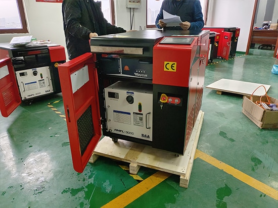 Cliente italiano collabora con Suntop Laser per l'acquisto ripetuto di una macchina per la pulizia laser portatile da 3000 W