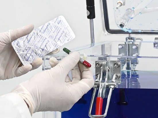 La pressurizzazione esterna di CDV Pharma, che aumenta significativamente la sensibilità forzando attivamente il colorante nei potenziali difetti.