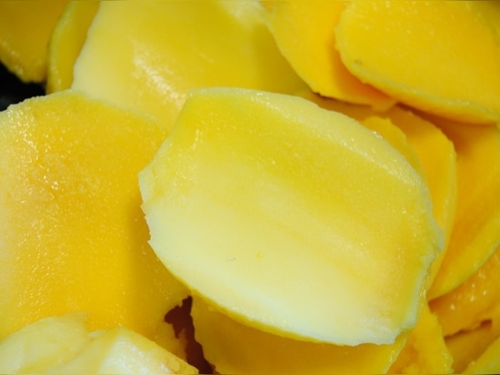 Metà mango sminuzzato