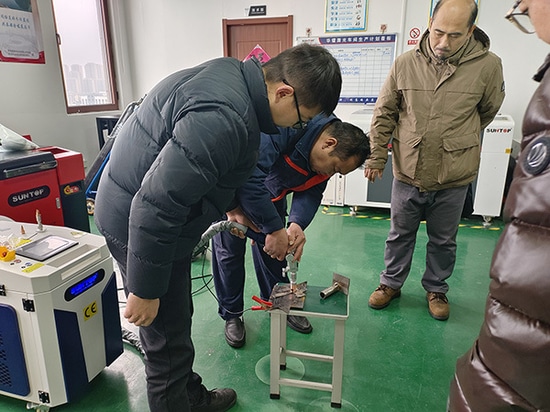 Il cliente visita lo stabilimento SUNTOP per assistere a una dimostrazione delle saldatrici laser e provare direttamente le macchine