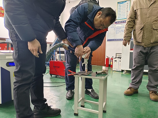 Il cliente visita lo stabilimento SUNTOP per assistere a una dimostrazione delle saldatrici laser e provare direttamente le macchine