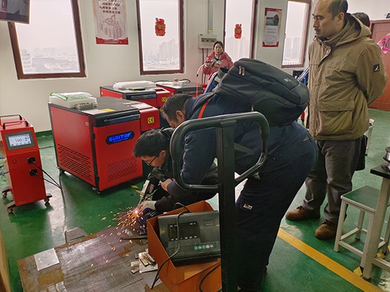 Il cliente visita lo stabilimento SUNTOP per assistere a una dimostrazione delle saldatrici laser e provare direttamente le macchine