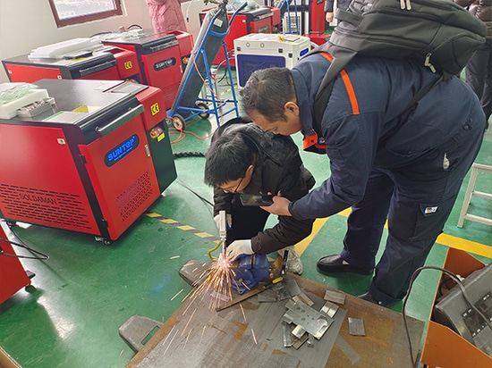 Il cliente visita lo stabilimento SUNTOP per assistere a una dimostrazione delle saldatrici laser e provare direttamente le macchine