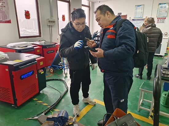 Il cliente visita lo stabilimento SUNTOP per assistere a una dimostrazione delle saldatrici laser e provare direttamente le macchine