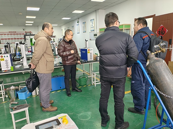 Il cliente visita lo stabilimento SUNTOP per assistere a una dimostrazione delle saldatrici laser e provare direttamente le macchine