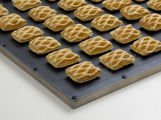 Pasta sfoglia su vassoio industriale
