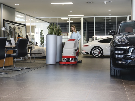 Scopri le soluzioni di pulizia avanzate con le lavasciuga uomo a terra Comac: Antea, Versa e Vega