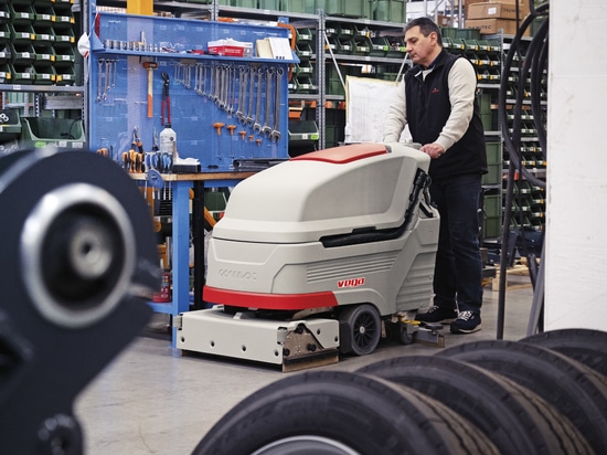 Scopri le soluzioni di pulizia avanzate con le lavasciuga uomo a terra Comac: Antea, Versa e Vega