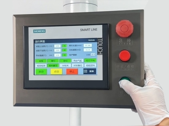 Figura 8 Ingegnere che utilizza il touch screen del PLC Siemens