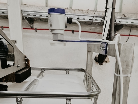 Il livello di riempimento dell'IBC viene rilevato in maniera non invasiva dall'esterno