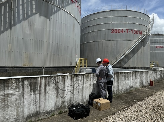 Come i sensori di emissione acustica migliorano la manutenzione predittiva degli impianti industriali