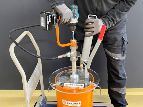 Riempimento diretto dell'ingrassatore con un cacciavite a batteria