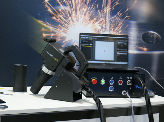 NUOVA soluzione di marcatura laser portatile di Classe 1 sicura al 100%