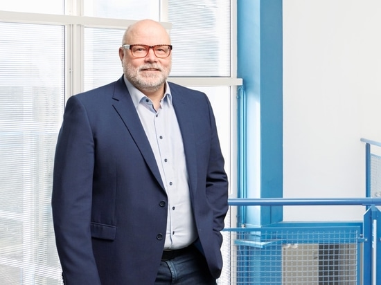 Thomas Ketterer della Pematech GmbH illustra l'impiego della tecnologia lineare IEF-Werner nelle linee di collaudo e assemblaggio. Immagine: Pematech GmbH