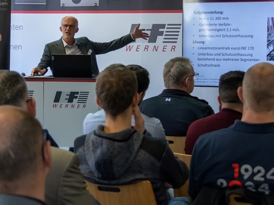 Thomas Hettich – qui ritratto mentre tiene una presentazione durante gli Innovation Days presso IEF-Werner nel novembre 2025 – è responsabile della gamma di prodotti composta da assi lineari e tavo...