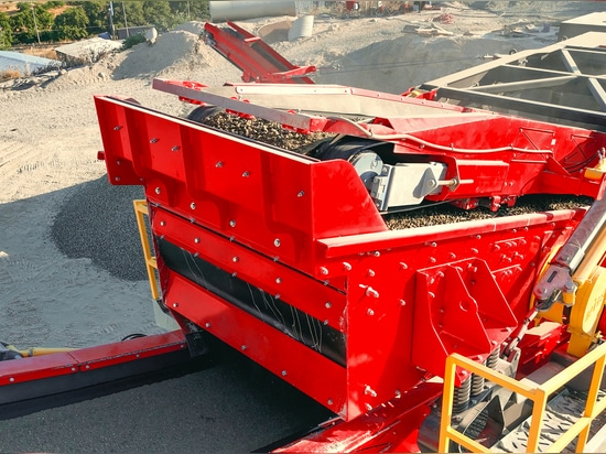 Frantumatore VSI mobile su cingoli Boratas con vagliatore a triplo piano integrato