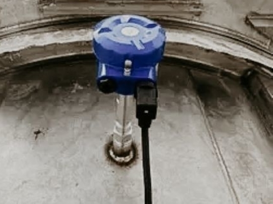 Installato sulla parte superiore del serbatoio dell’autocisterna – per un rilevamento preciso e senza necessità di manutenzione del livello massimo, senza falsi segnali causati dagli schizzi di liq...