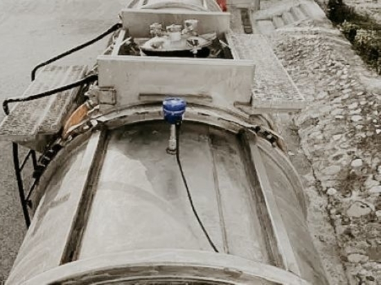 Il sensore di livello UWT garantisce un rilevamento affidabile nelle autocisterne per prodotti chimici