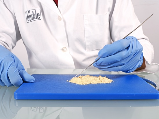 Spatola di dosaggio di precisione per quantità minime di campione: spatola per micropolveri, di forma angolare/semicircolare, in acciaio inossidabile (Bürkle GmbH)