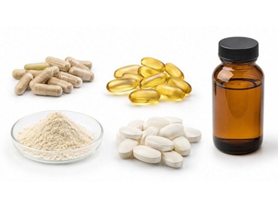 Forme comuni di integratori alimentari, tra cui capsule, capsule molli, polveri, compresse e prodotti liquidi