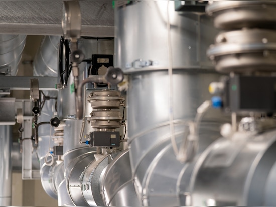 Tre valvole a disco segmentate, disposte in cascata per mantenere la pressione di aspirazione, garantiscono il funzionamento ottimale dell'impianto di recupero di calore con collegamento a tre tubi...