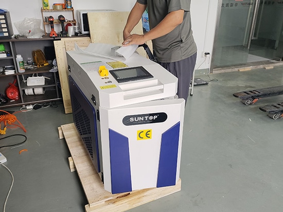 Pulitore laser da 2000 W testato con successo e spedito in Sri Lanka