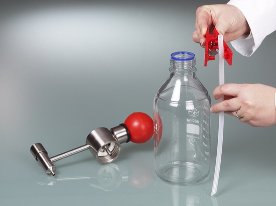 Mini pompa per solventi: compatta e versatile – per l'erogazione precisa di solventi da piccoli contenitori (Bürkle GmbH)