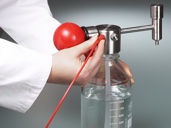 Mini pompa per solventi: compatta e versatile – per l’erogazione precisa di solventi da piccoli contenitori (Bürkle GmbH)