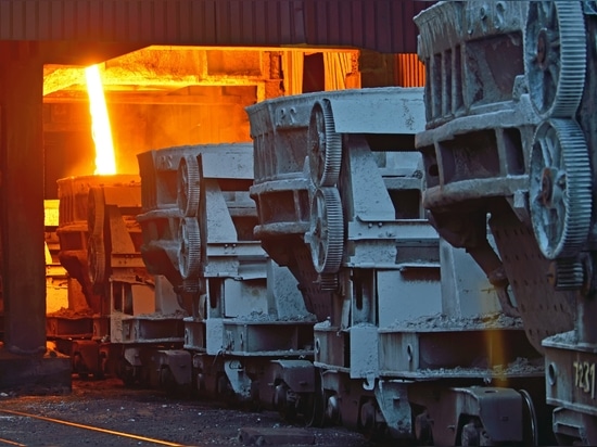 Trasferimento del metallo fuso nelle siviere della fonderia