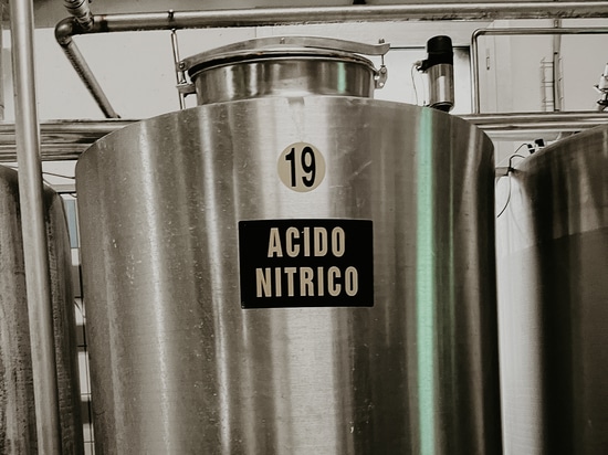 Serbatoio in acciaio inossidabile per lo stoccaggio in sicurezza dell'acido nitrico