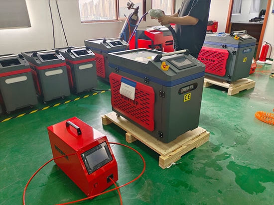Spedizione in Italia delle saldatrici laser 4-in-1 SUNTOP da 2000 W ad alta stabilità