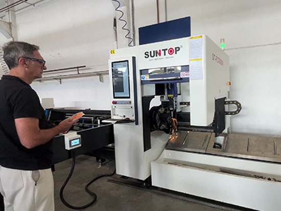 Consegna riuscita in Italia della macchina automatica per il taglio laser di tubi SUNTOP