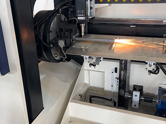 Consegna riuscita in Italia della macchina automatica per il taglio laser di tubi SUNTOP