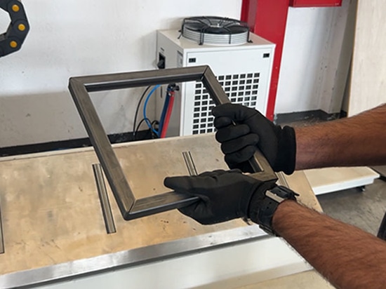 Consegna riuscita in Italia della macchina automatica per il taglio laser di tubi SUNTOP