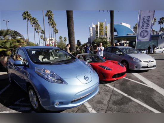 Questa foto della lima del 13 dicembre 2013 mostra dalle automobili di sinistra e elettriche da Nissan, da Tesla e da Toyota presentato ad un congresso di notizie a Los Angeles. (Foto di AP/Nick Ut...