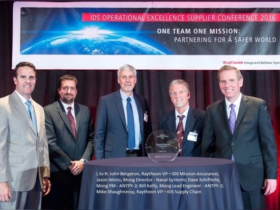 Moog riceve il premio speciale per l'associazione da Raytheon - sistemi di difesa integrati