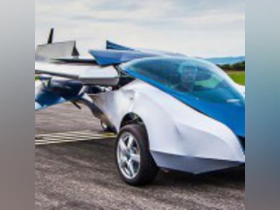 AUTOMOBILE DI VOLO DI AEROMOBIL DA STEFAN KLEIN
