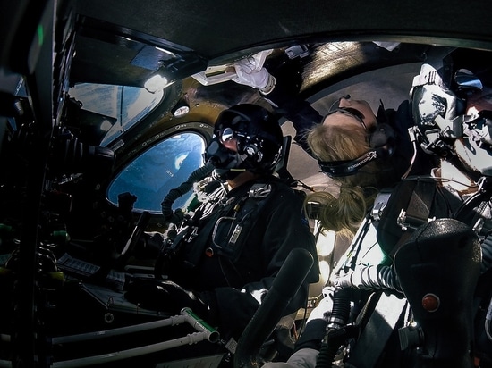 Virgin Galactic fa lo spazio per seconda volta in dieci settimane con tre a bordo, raggiungendo le più alte altitudini e le velocità più veloci, poichè il programma di prova di volo continua
